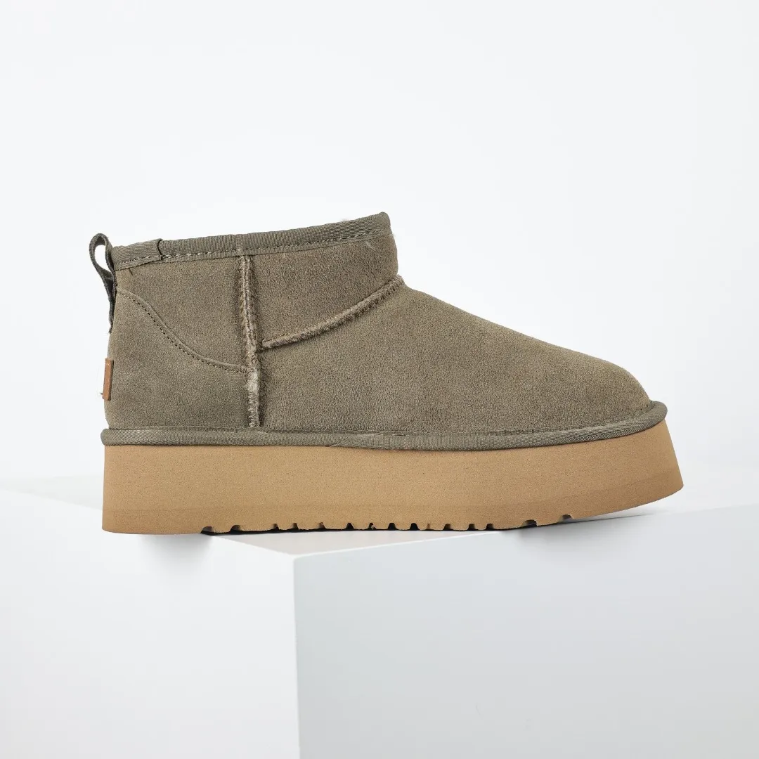 Pick up locally 💰440 The core recommendation is good price E4 UGG Thick-soled short style Zhou Dongyu and Wang Yibo's same series Xiaohongshu popular model Henan Longfeng leather production Cashmere insole is a very suitable choice for keeping warm in winter when going out and at home. In the new year, uug launched a style series, which is partially geared towards the preferences of young consumers and has also been at the forefront of fashion trends. Shoe body material UGGPURE™ implanted wool insole Lightweight non-slip and comfortable rubber outsole With brand LOGO and complete packaging Size: 35 36 37 38 39 40